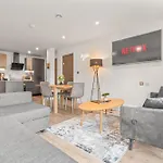 Centre - Minster Views - Gym Access - Sleeps 7