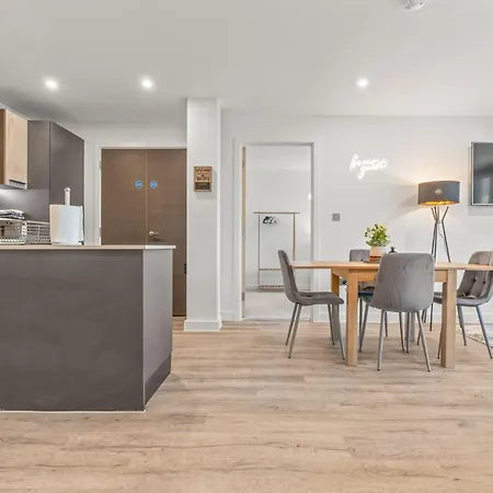 Minister View - Sleeps 7 - Gym Apartment *